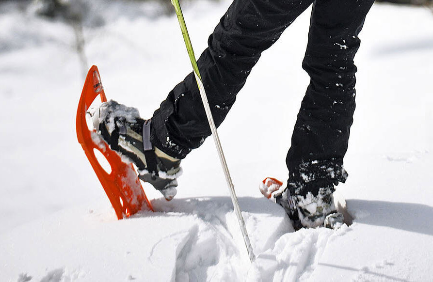 Randonnée en hiver: crampons ou raquettes?